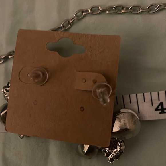 Beautiful purple and green necklace with matching flowers and shiny bracelets - Picture 8 of 8